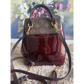 ba lô lv màu đỏ mận da bóng size 18