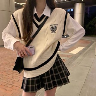 Set áo sơmi trắng tay dài phối gile len thêu phù hiệu, chân váy caro xếp ly lưng cao phong cách đồng phục học sinh