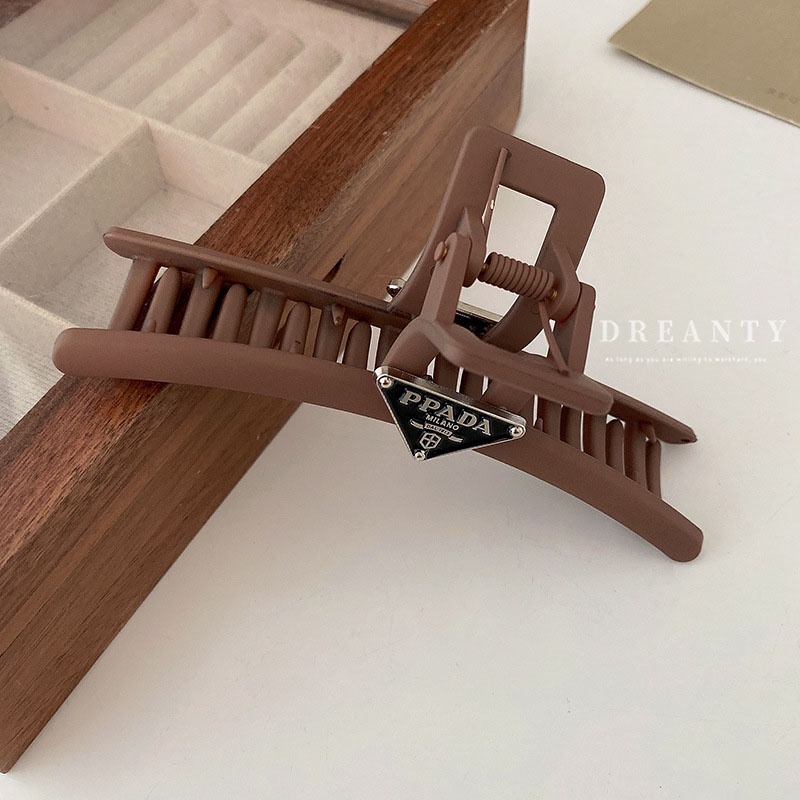 Kẹp Tóc Hình Tam Giác Màu Cà Phê In Chữ Phong Cách Hàn Quốc Thời Trang Thu Đông