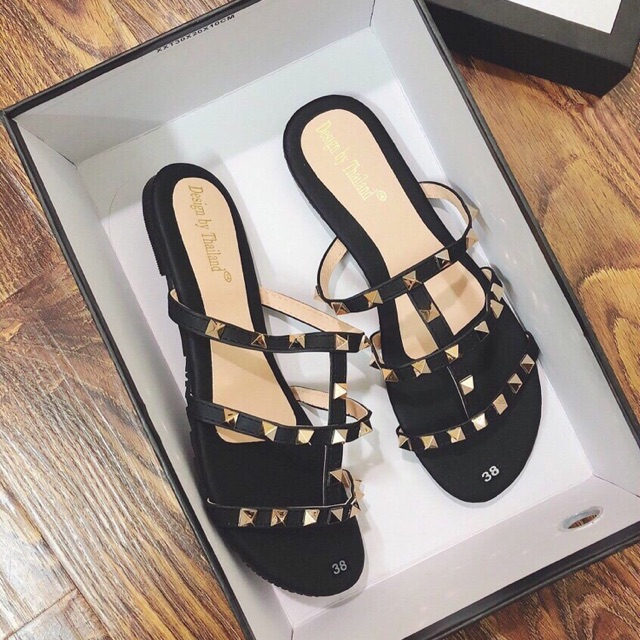 Dép thời trang viền đinh