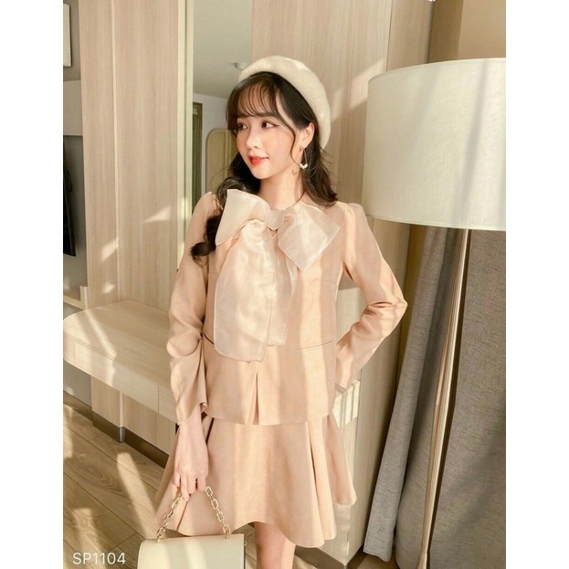 Đầm suông 🔥Set váy xếp li áo blazer dài tay cột nơ cổ màu nude | BigBuy360 - bigbuy360.vn