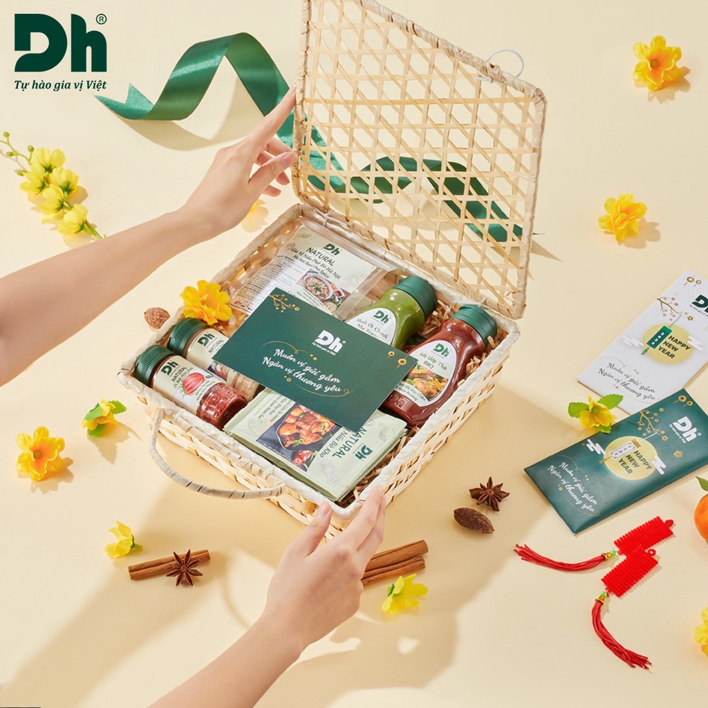 Hộp quà gia vị đặc sản Dh Foods gồm 16 gia vị truyền thống cho căn bếp Việt, thích hợp làm quà biếu, quà Tết - LTGQ01