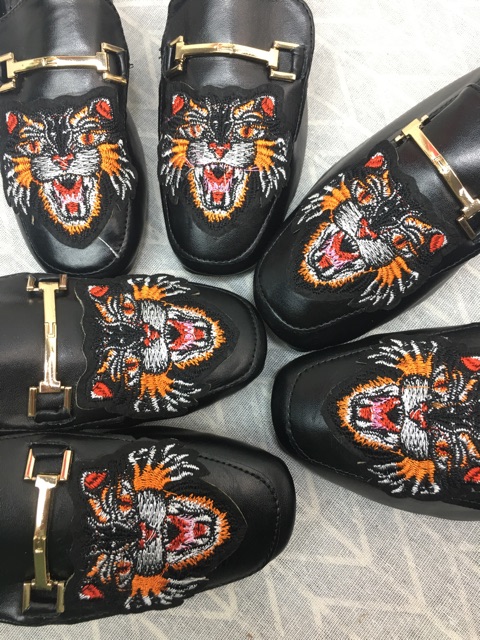 GIÀY SỤC DA KHUY TRÒN CẠNH VÀ HOẠ TIẾT THÊU HỔ, ONG (3 Mẫu) | BigBuy360 - bigbuy360.vn