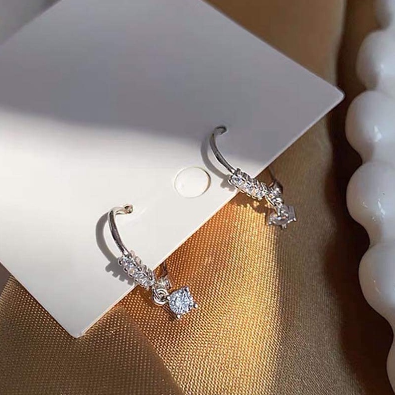 Khuyên tai bạc khuyên tròn sát tai nạm một hàng đá thả đá xinh Van Jewelry V10056