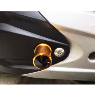 Chụp giò đạp xe máy.