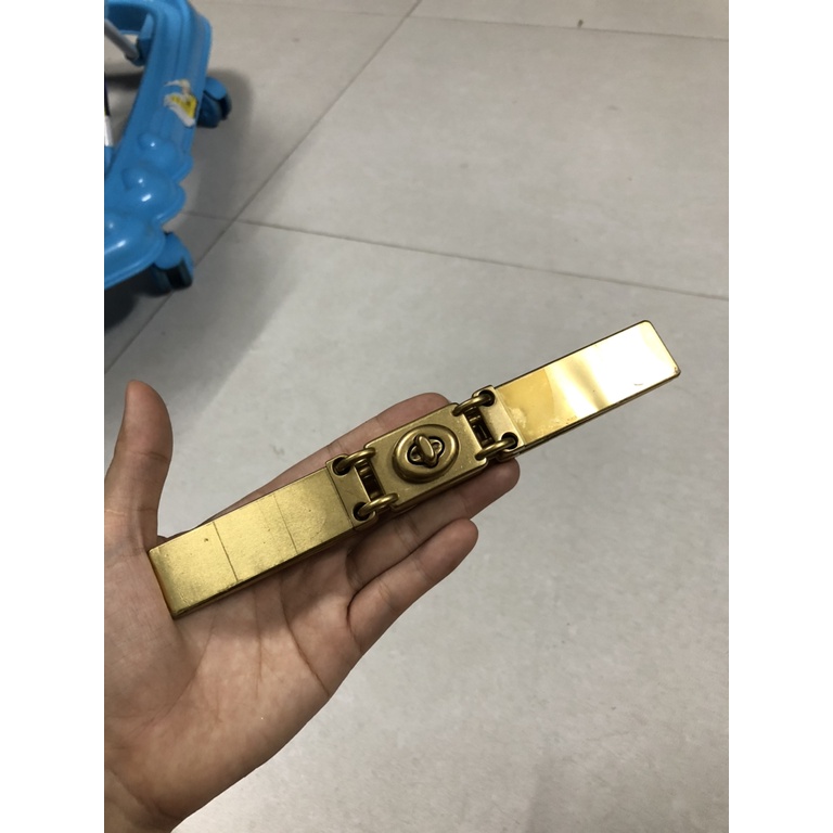 Khoá nẹp xoay nam châm vàng cổ 60k/cái