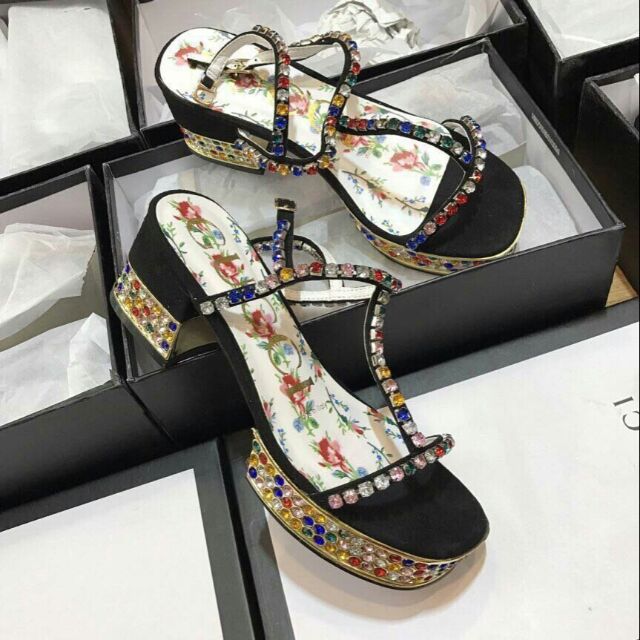Sandal hồ ngọc hà siêu hot