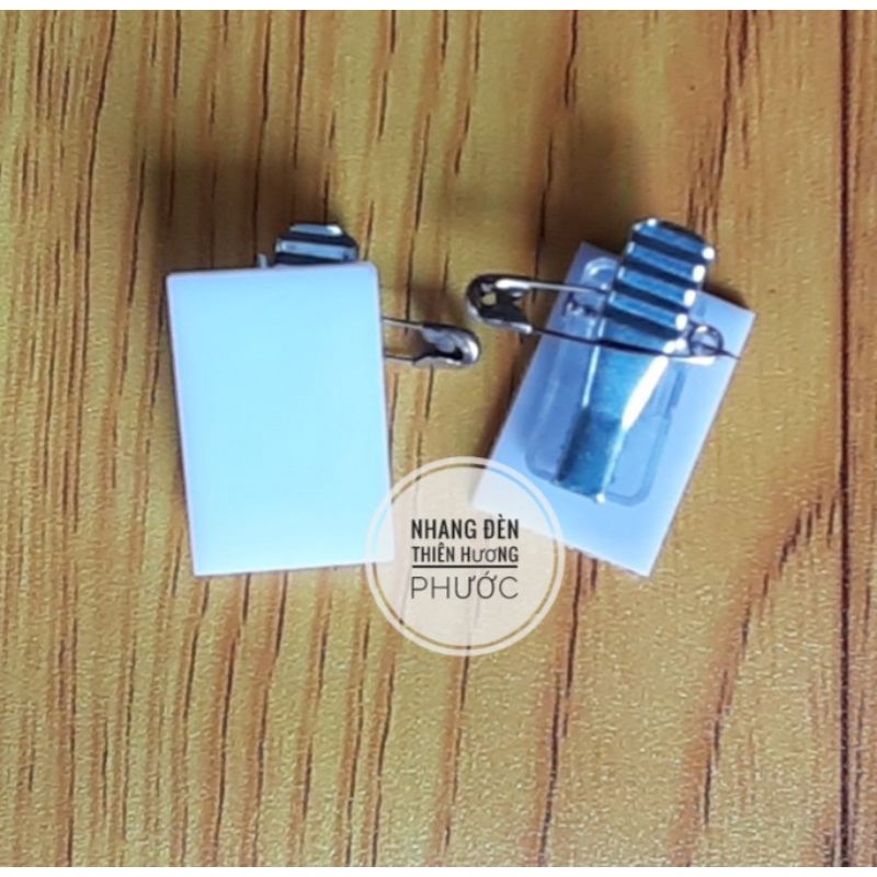 Tang cài áo màu đen, trắng bằng mica bền, nhẹ, tiện