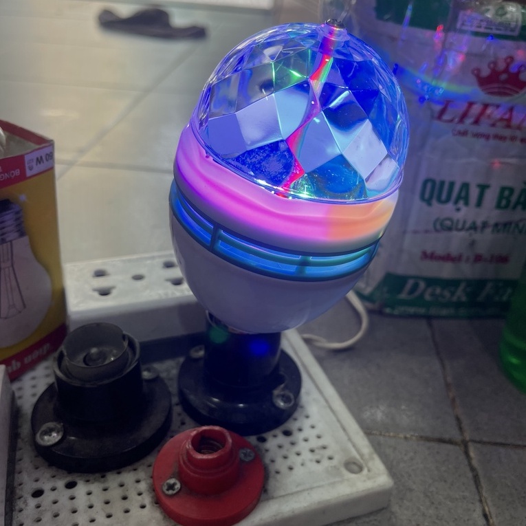 Đèn Led sân khấu karaoke nhiều màu 3w cầu pha lê xoay tròn trang trí