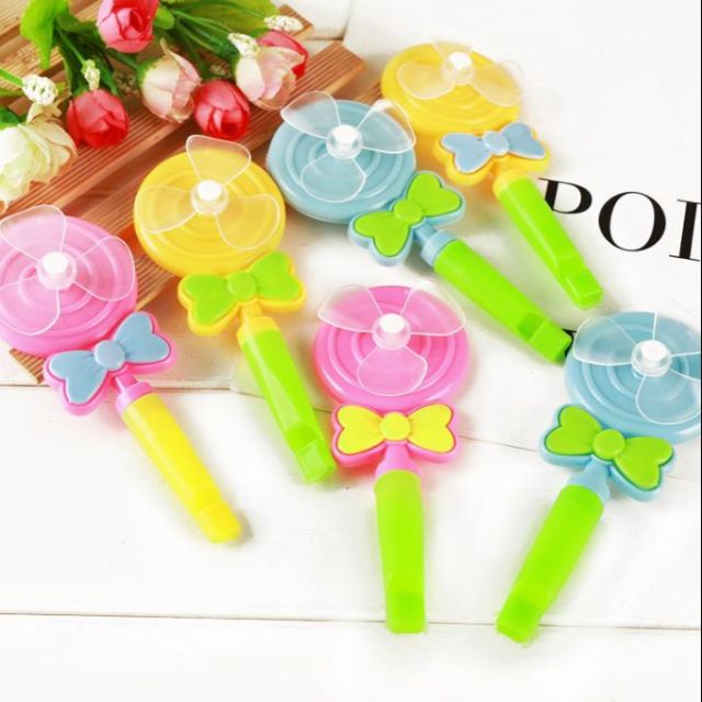 1 đồ chơi cho bé. Màu ngẫu nhiên