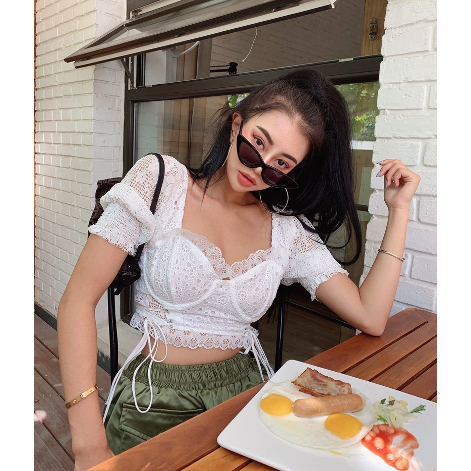 Áo croptop ren trắng tay ngắn phồng có khóa sau lưng sexy gợi cảm