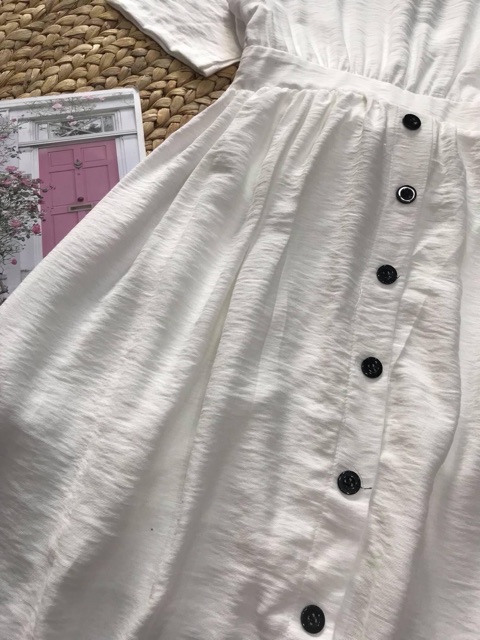 Maxi trắng đính nút đen cột lưng | BigBuy360 - bigbuy360.vn