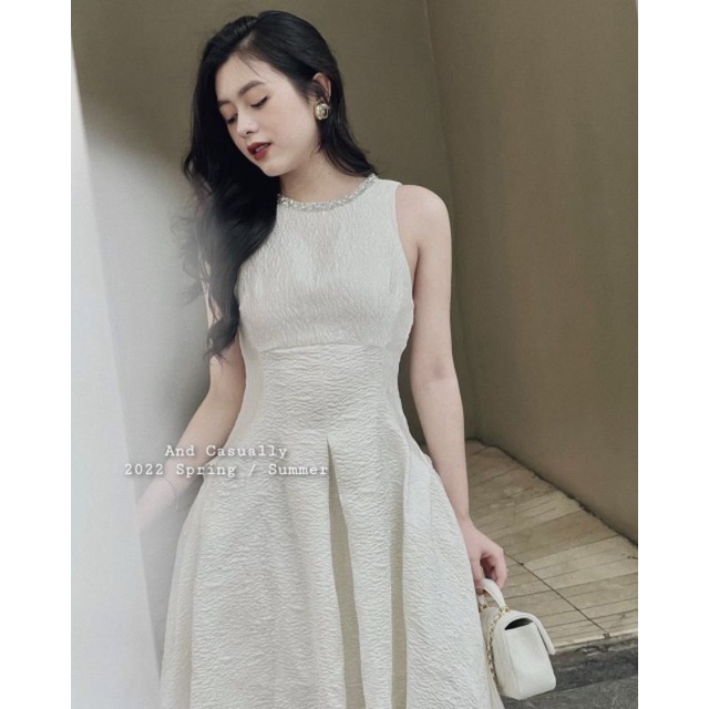 VÁY TRẮNG KÈM CỔ ĐÍNH ĐÁ