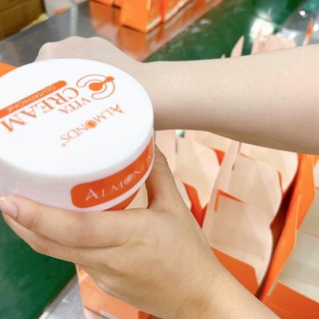 KEM DƯỠNG TRẮNG DA BODY VITA C GLUTATHIONE ALMONDS