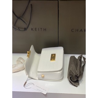 Túi chữ C vân rắn đinh sườn size 18