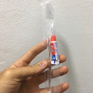 Bàn chải đánh răng cán trong kèm kem đánh răng tiện lợi