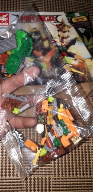 Lắp ráp 1 hộp LegoNinjagh 6203 có nhiều chi tiết bằng nhựa ABS
