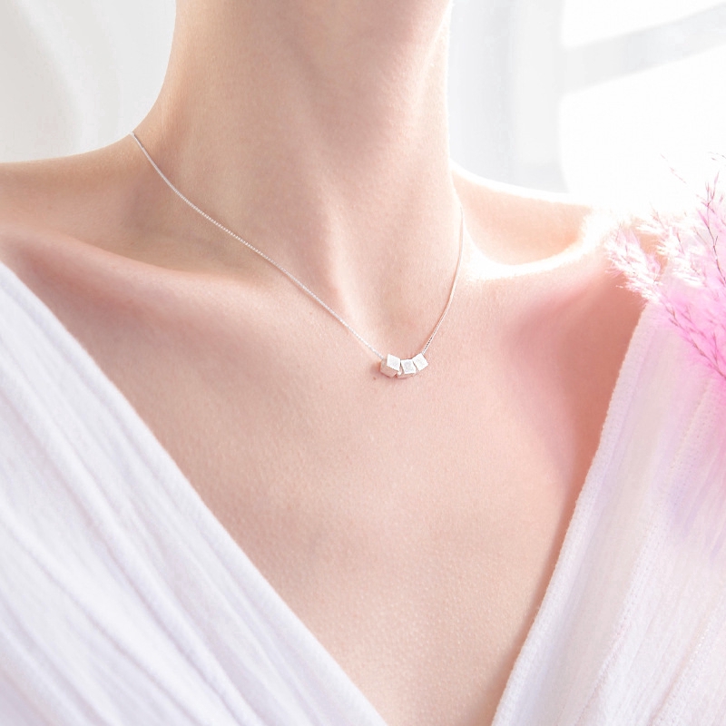 Mặc gì đẹp: Xinh xinh với Dây chuyền mạ bạc mặt hình khối lập phương phong cách thời trang đơn giản dành cho nữ