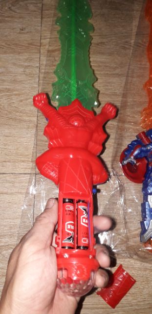 Mô hình 1 thanhkiếm dài 60cm bằng nhựa có nhạc và đèn led rất đẹp kèm pin