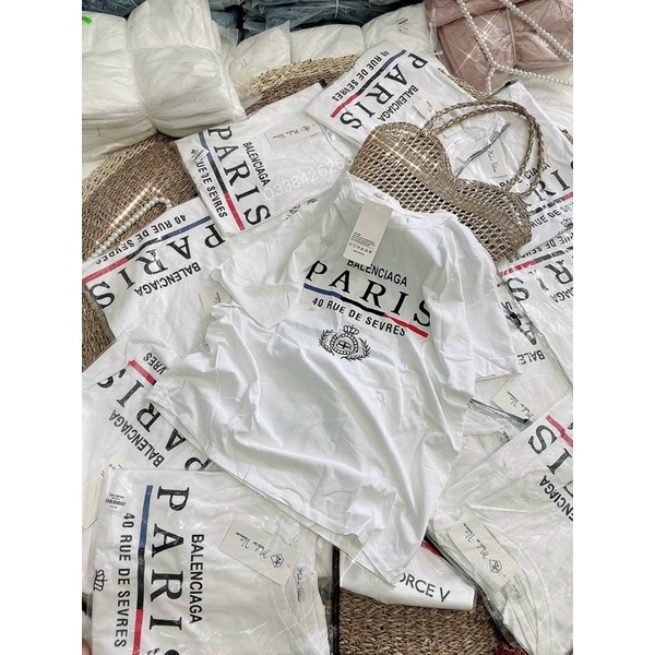 Áo thun trắng in chữ hot hit