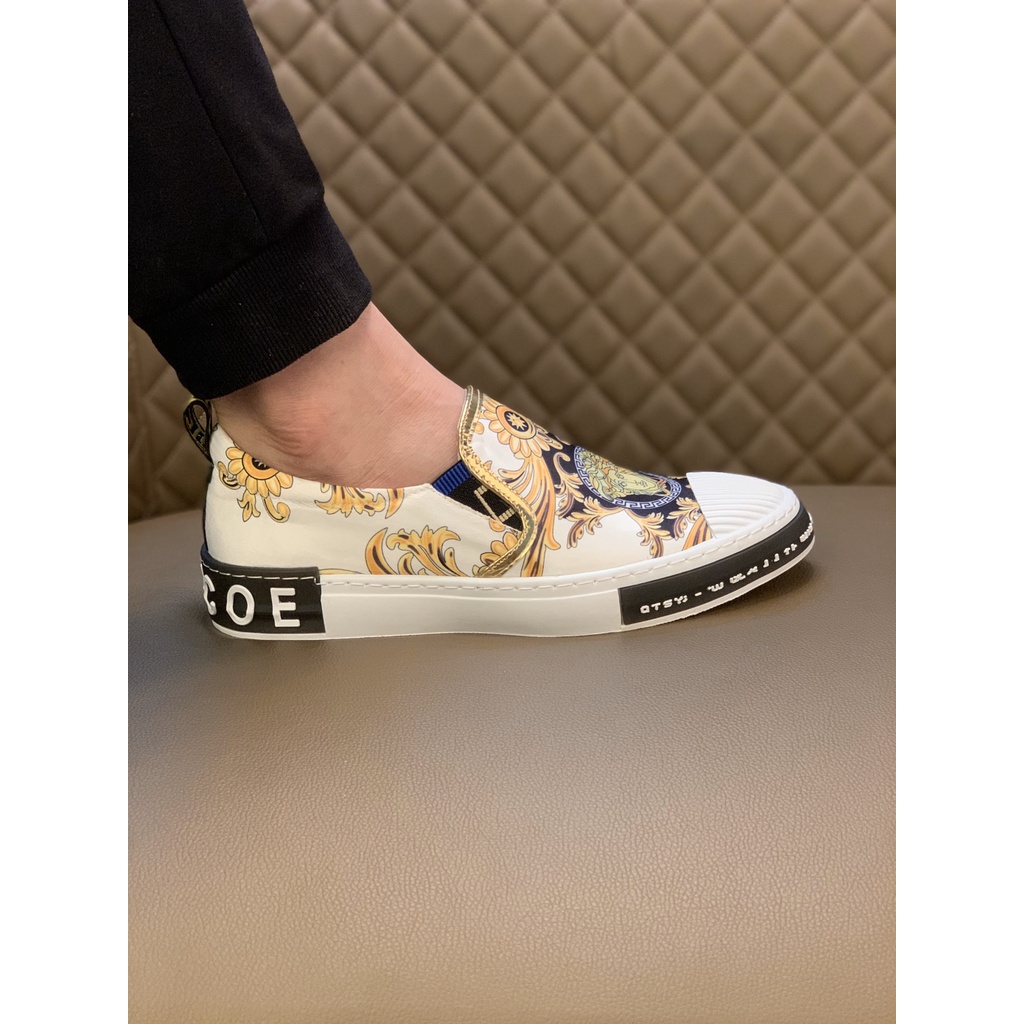 Giày lười nam cao cấp Versace mang đến phong cách thể thao và năng động tạo nên sự nổi bật