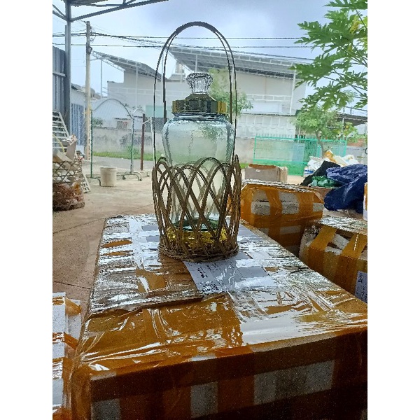 Giỏ tre trang trí bình thủy tinh