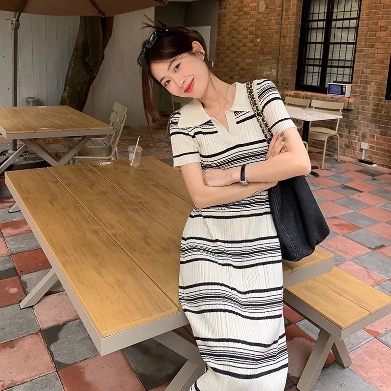 Váy Len Suông Nữ Cổ Polo Ngắn Tay Màu Kẻ Sọc Ngang Màu Trắng Đen Loại 1 Hàng Quảng Châu Cá Tính Năng Động Style Hàn Quốc
