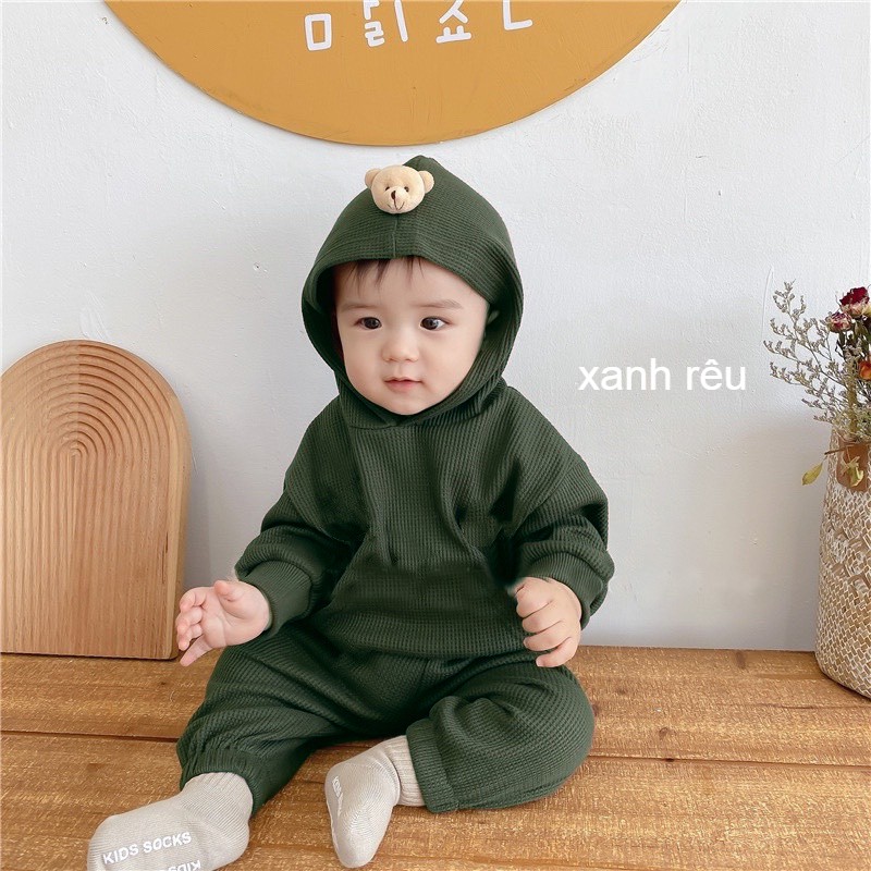 Đồ bộ quần áo dài tay trẻ em - Bộ mũ đính gấu chất cotton tổ ong cho bé QATE821