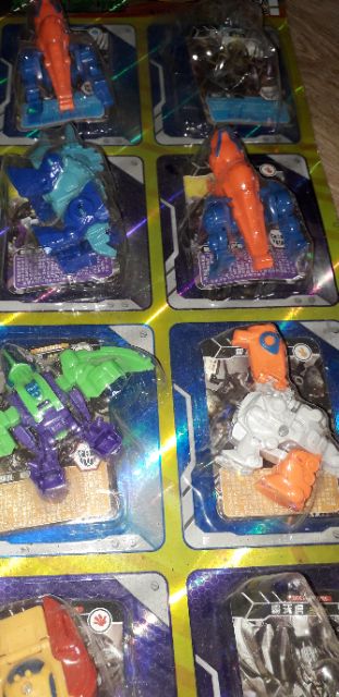 Một mô hình khủng long và xe lắp ráp biến thành robot