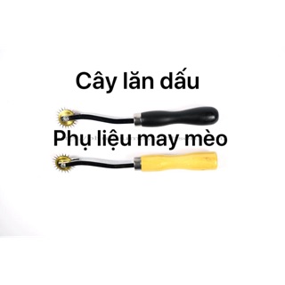 Cây lăn dấu cán gỗ trên vải