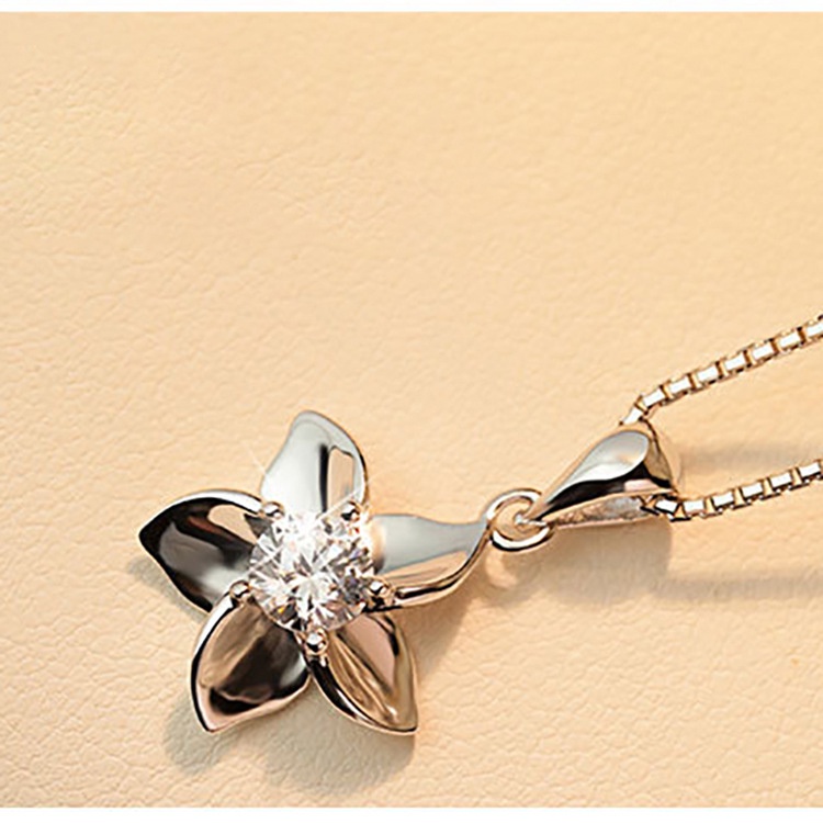 Mặt dây chuyền mặt hoa năm cánh đính đá zircon