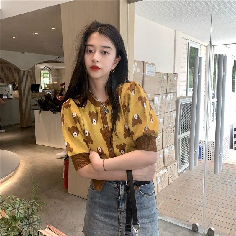 Áo sweater tay phồng ngắn họa tiết gấu cổ điển dễ thương thời trang mùa hè hàng mới 2021 cho bạn nữ