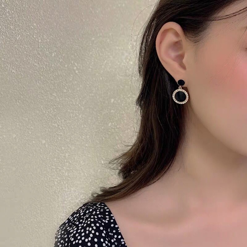 Khuyên Tai Tông Màu Đen Phong Cách Cổ Điển