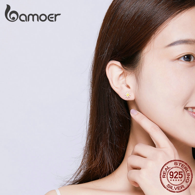 Khuyên tai BAMOER bạc 925 hình hoa cúc màu vàng và trắng tráng men dễ thương