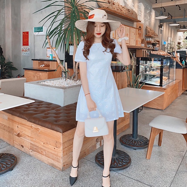 Đầm trắng hoa cúc cổ vuông dễ thương | BigBuy360 - bigbuy360.vn