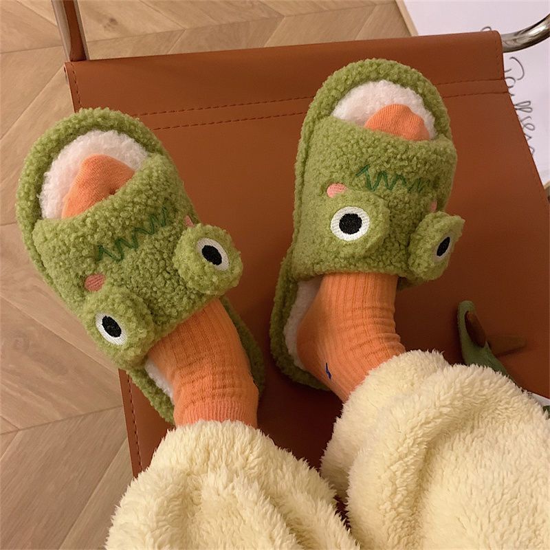 The new Korean cartoon plush slipper girl uses lovely soft-soled anti-skid cotton slippers for indoor home in winter.