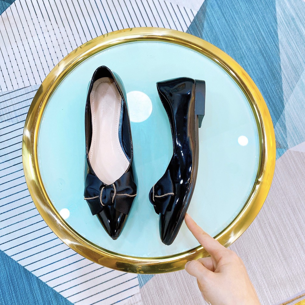 Giày búp bê nữ Bánh Bèo mũi nhọn xoắn nơ da bóng gót vuông màu đen và kem | BigBuy360 - bigbuy360.vn