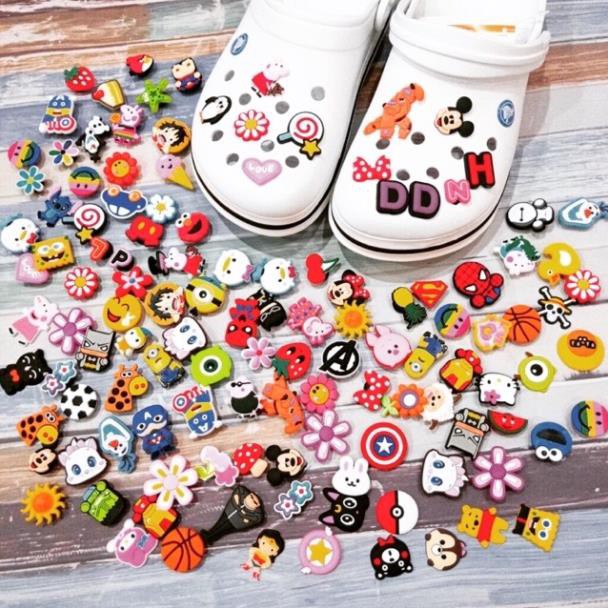 Nút gắn dép Crocs 2D siêu rẻ - Jibbitz Charm Sticker cài dép Sục, Satihu, Cá Sấu