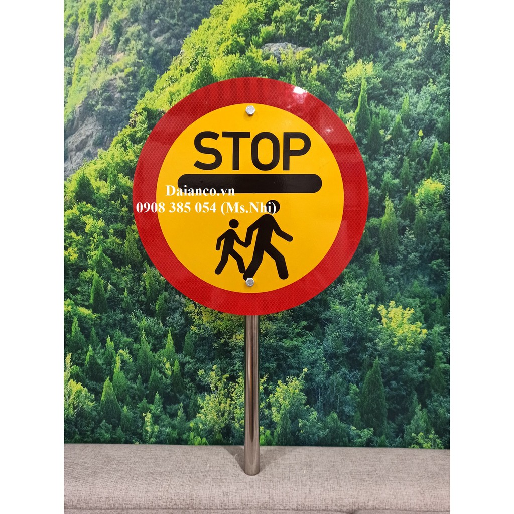 Bảng báo chất liệu alu dán decal phản quang nội dung &quot;STOP'' nhằm gây sự chú ý khi băng qua đường- Hình thật