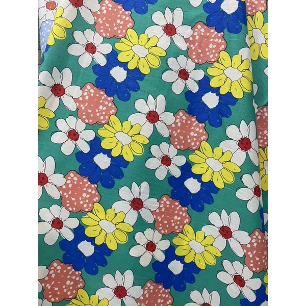 Vải thô cotton mịn mát hoa cúc to nhiều màu nền xanh lá