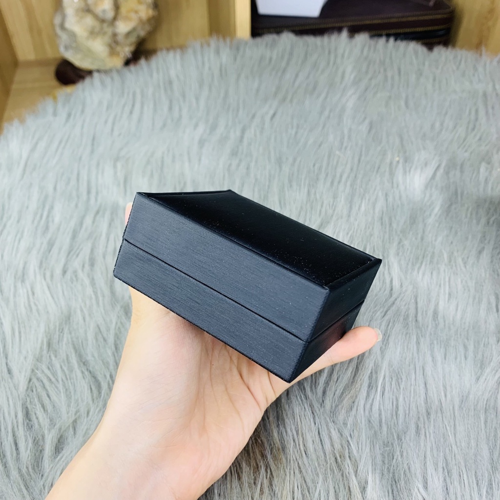 Hộp vuông da đựng dây chuyền cực kỳ sang trọng và tinh tế