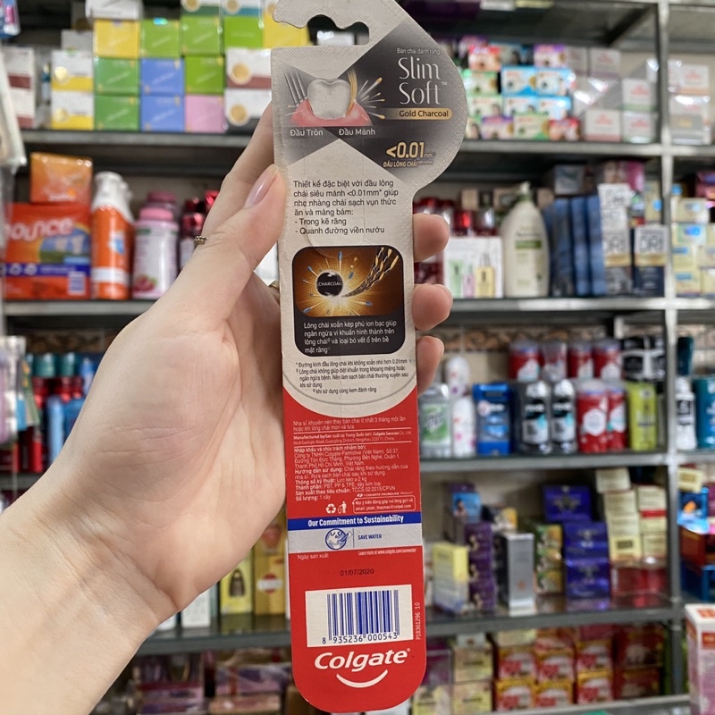 Bàn chải Colgate SlimSoft Gold Charcoal lông xoắn kép siêu mảnh