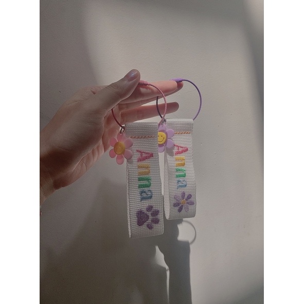 Name tag móc khoá thêu tên theo yêu cầu màu trắng