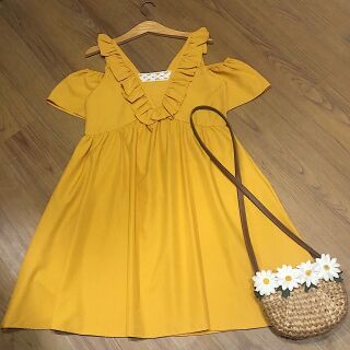 Đầm vàng viền ren cổ V, đầm babydoll bèo hở vai, đầm vàng viền ren