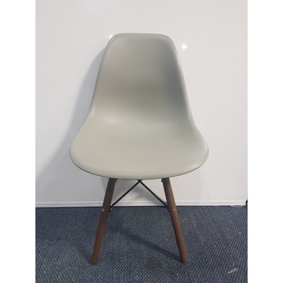 Ghế nhựa chân gỗ EAMES