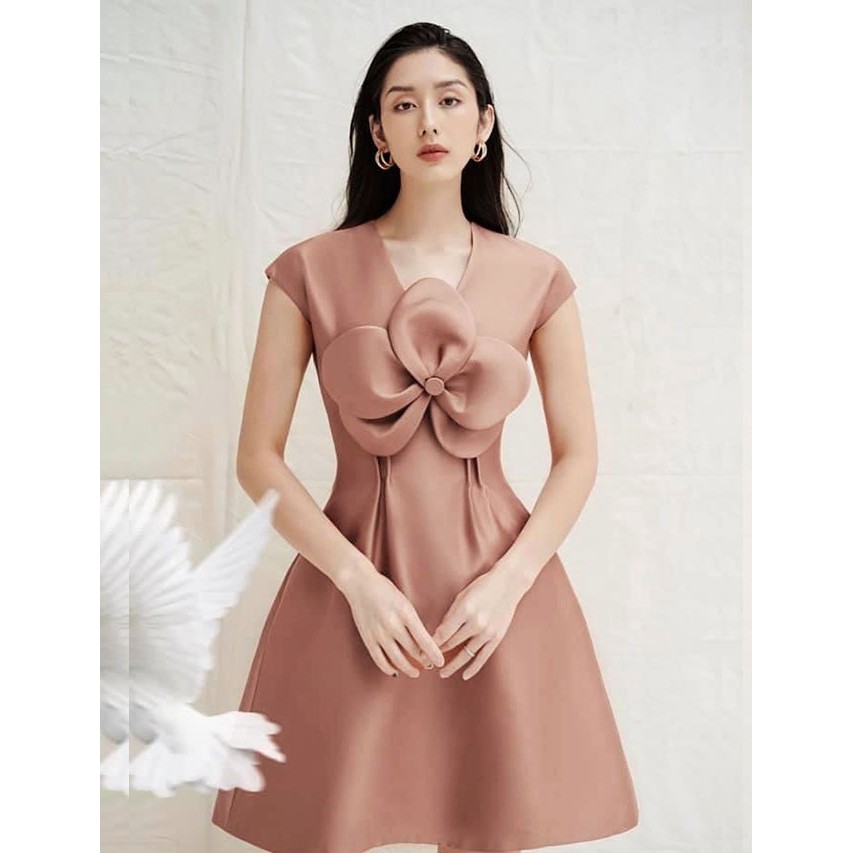 Đầm lụa xòe thiết kế tay ngắn cổ tim phom chữ A đính hoa trước ngực