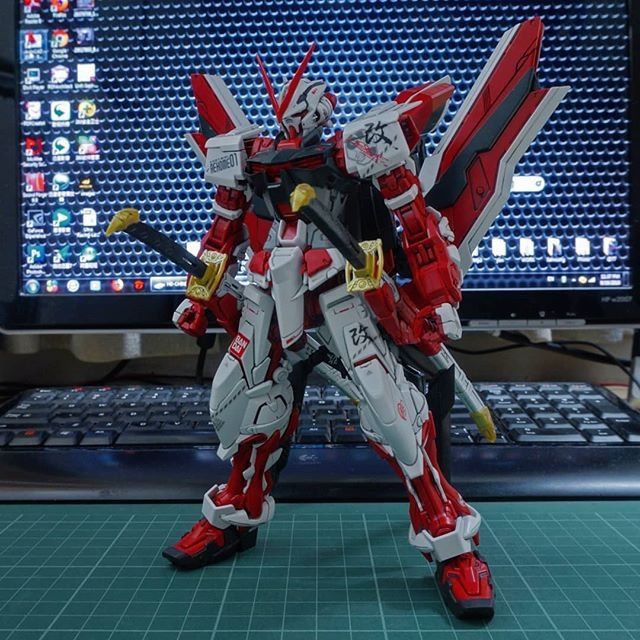 Mô Hình 1/100 Gundam Astray Red Frame Kai JiJia