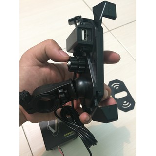 Gá kẹp điện thoại có sạc USB