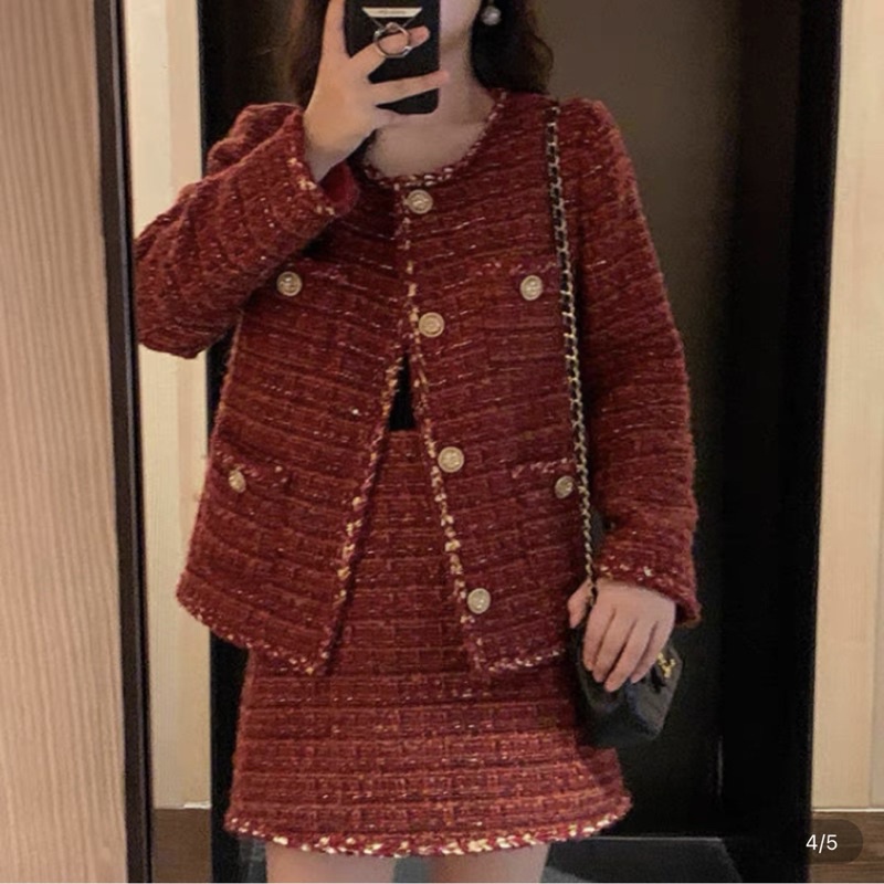 Set tweed đỏ phối cúc vàng