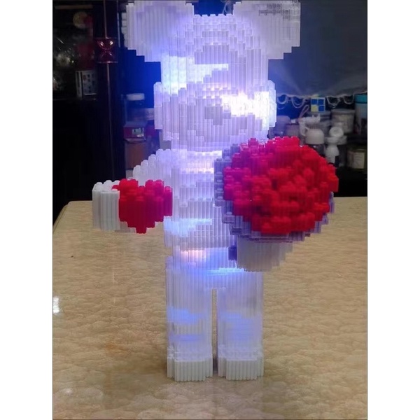 Lego gấu Bearbrick cầm hoa tặng người yêu - hàng sẵn